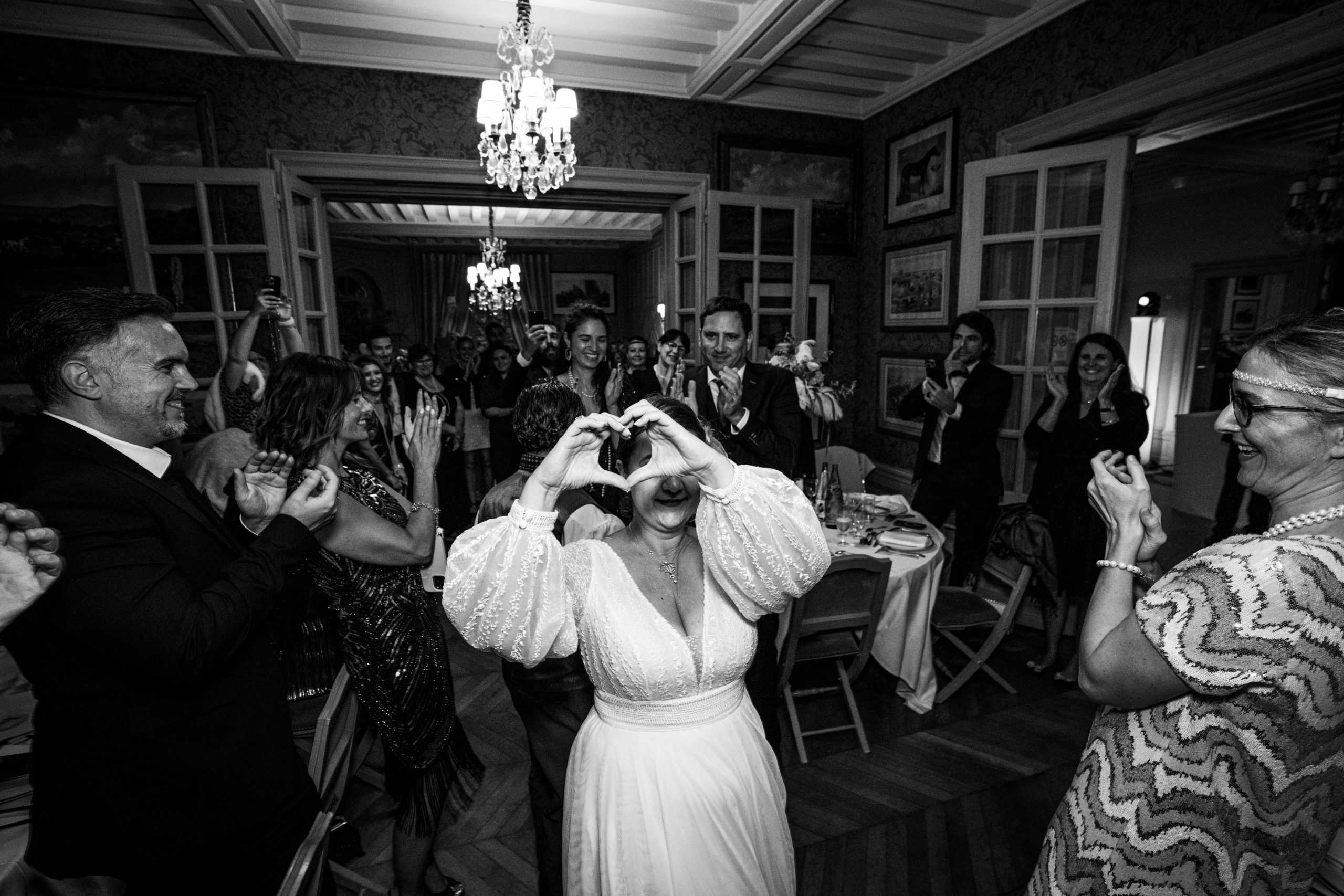 Mariage Caroline et Frédérique Villa Strassburger la mariée fait un coeur avec ses mains