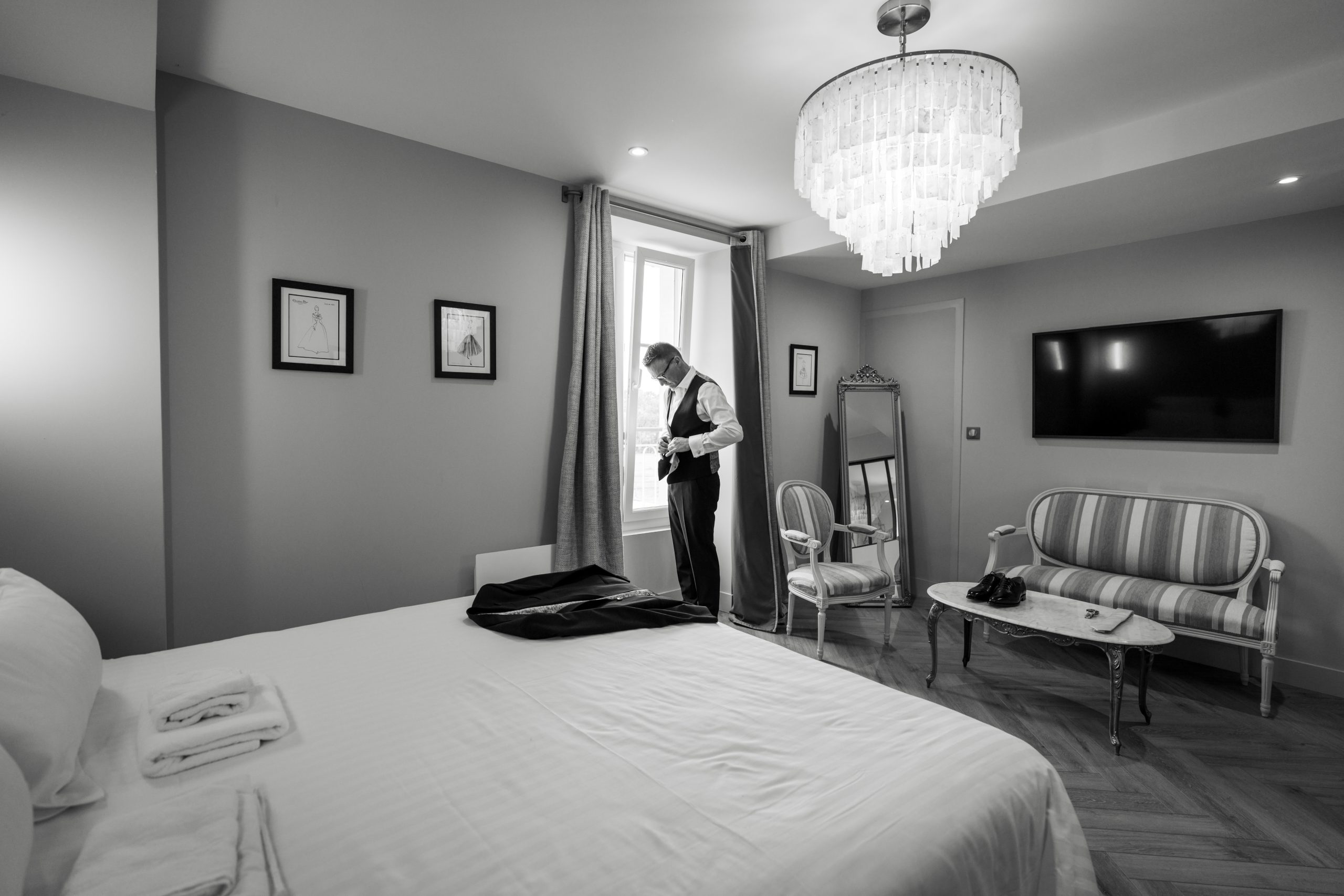 Mariage Nadège et Manuel Domaine du Grand Caugy le marié se prépare dans sa chambre