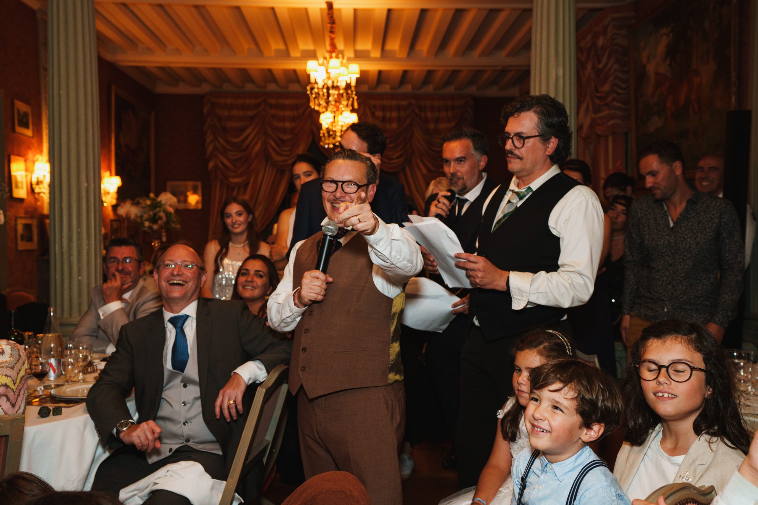 le marié fait un signe au photographe